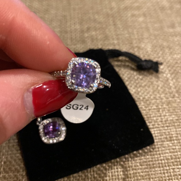 Size 6, Amethyst color cubic zirconia Silver ring with clear zirconia inlays. - Picture 3 of 4